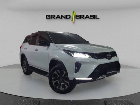 TOYOTA HILUX SW4 2.8 D-4D TURBO DIESEL DIAMOND 7L 4X4 AUTOMÁTICO TOYOTA HILUX SW4 2.8 D-4D TURBO DIESEL DIAMOND 7L 4X4 AUTOMÁTICO